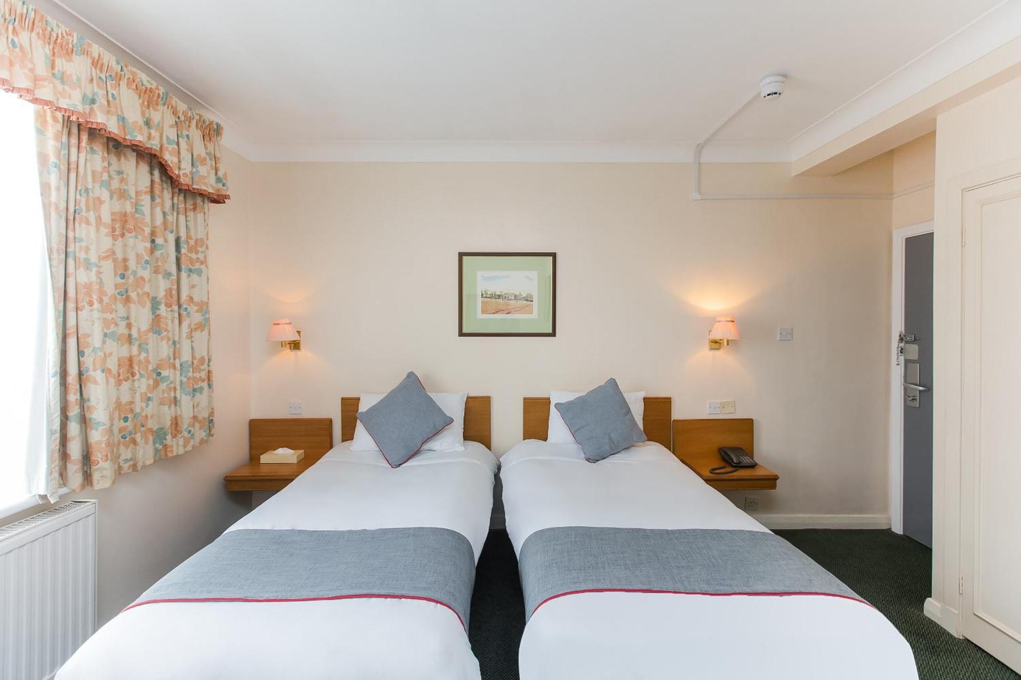 Oyo Stade Court Hotel Hythe  Dış mekan fotoğraf