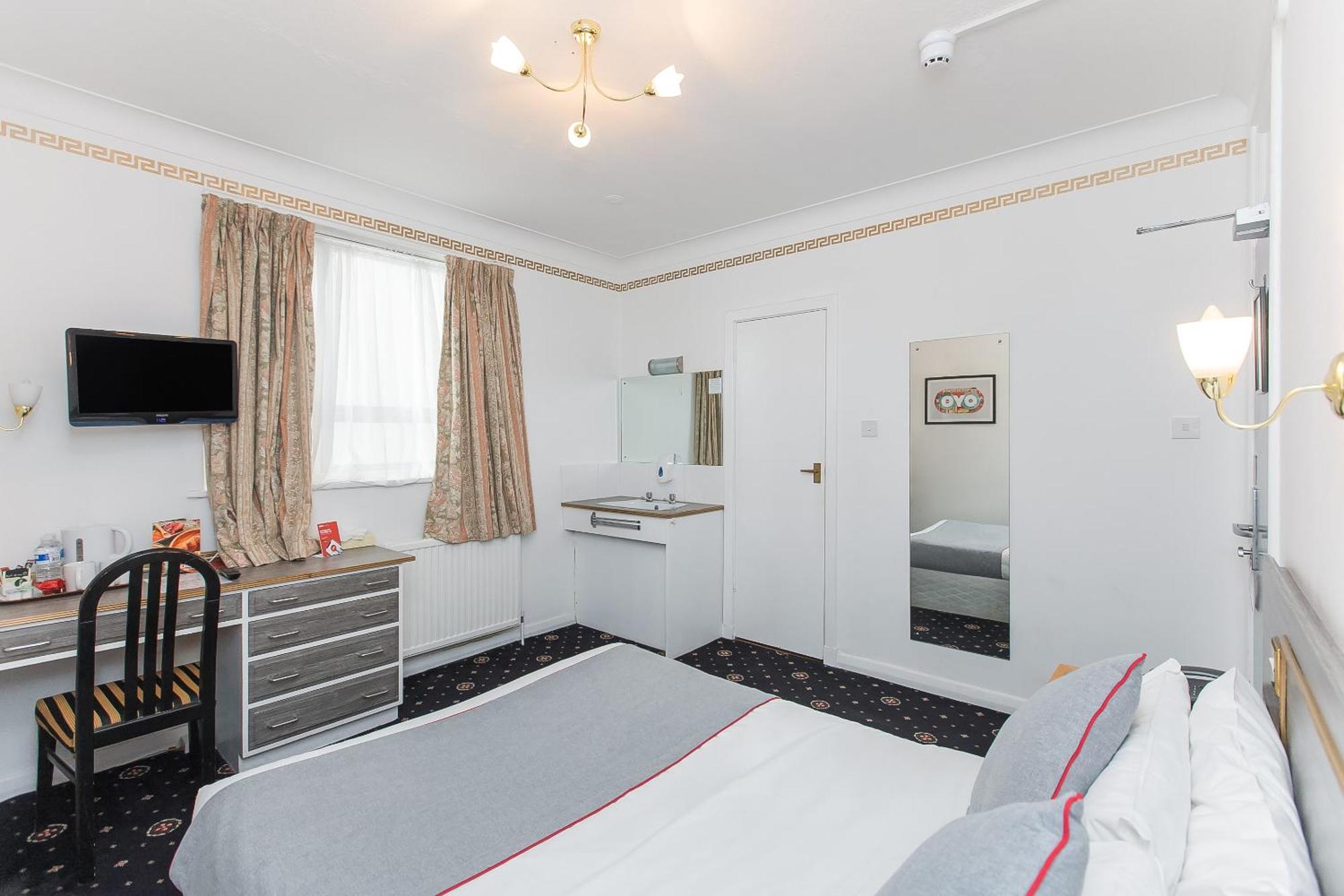 Oyo Stade Court Hotel Hythe  Dış mekan fotoğraf