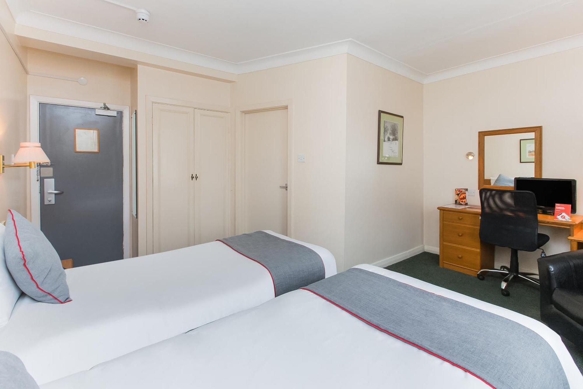 Oyo Stade Court Hotel Hythe  Dış mekan fotoğraf