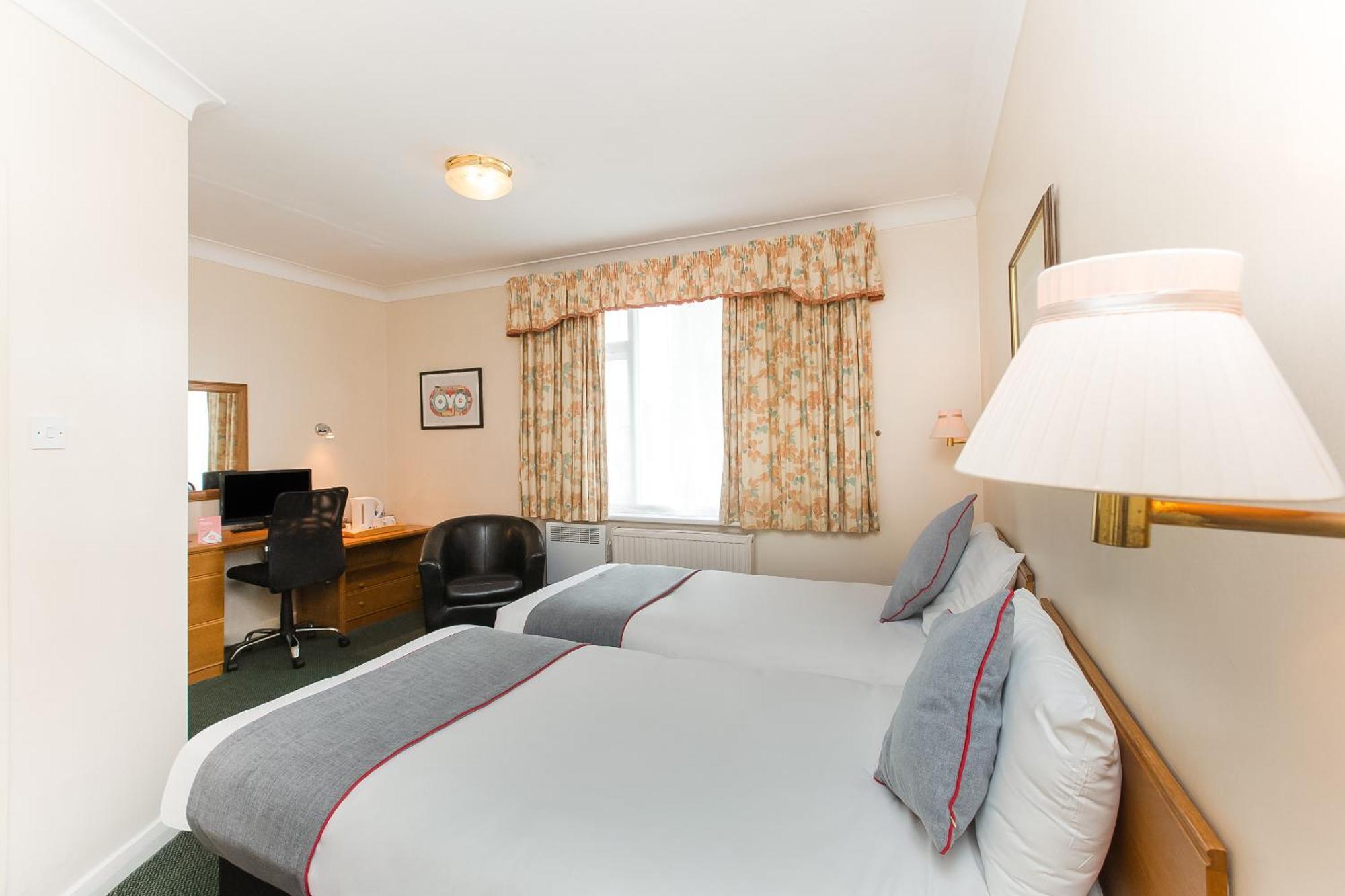 Oyo Stade Court Hotel Hythe  Dış mekan fotoğraf