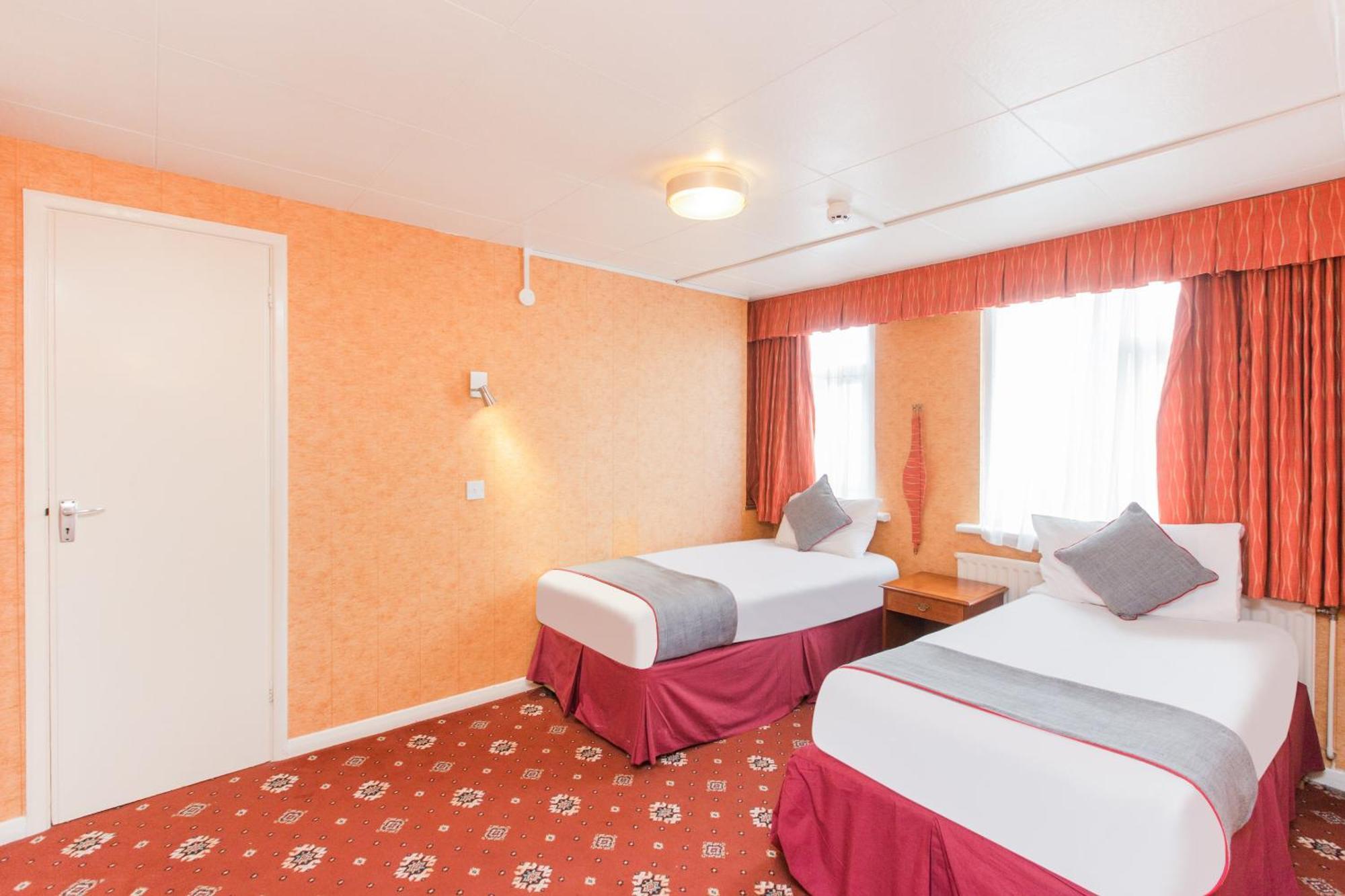 Oyo Stade Court Hotel Hythe  Dış mekan fotoğraf