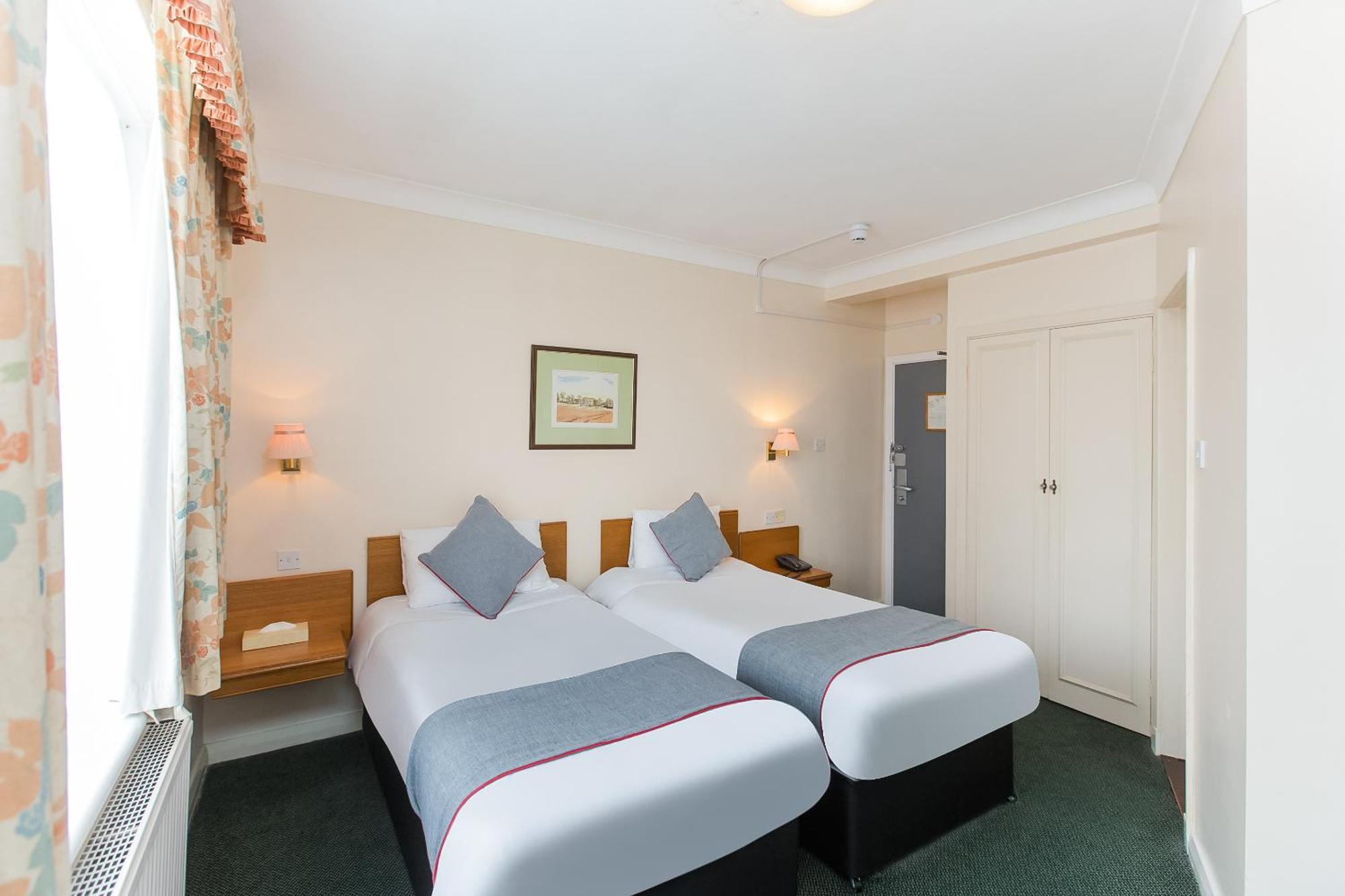Oyo Stade Court Hotel Hythe  Dış mekan fotoğraf