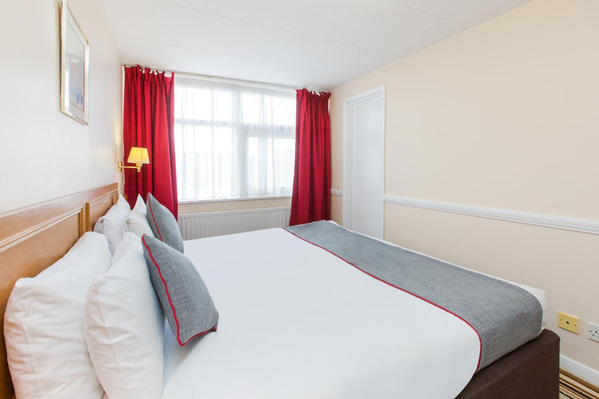 Oyo Stade Court Hotel Hythe  Dış mekan fotoğraf